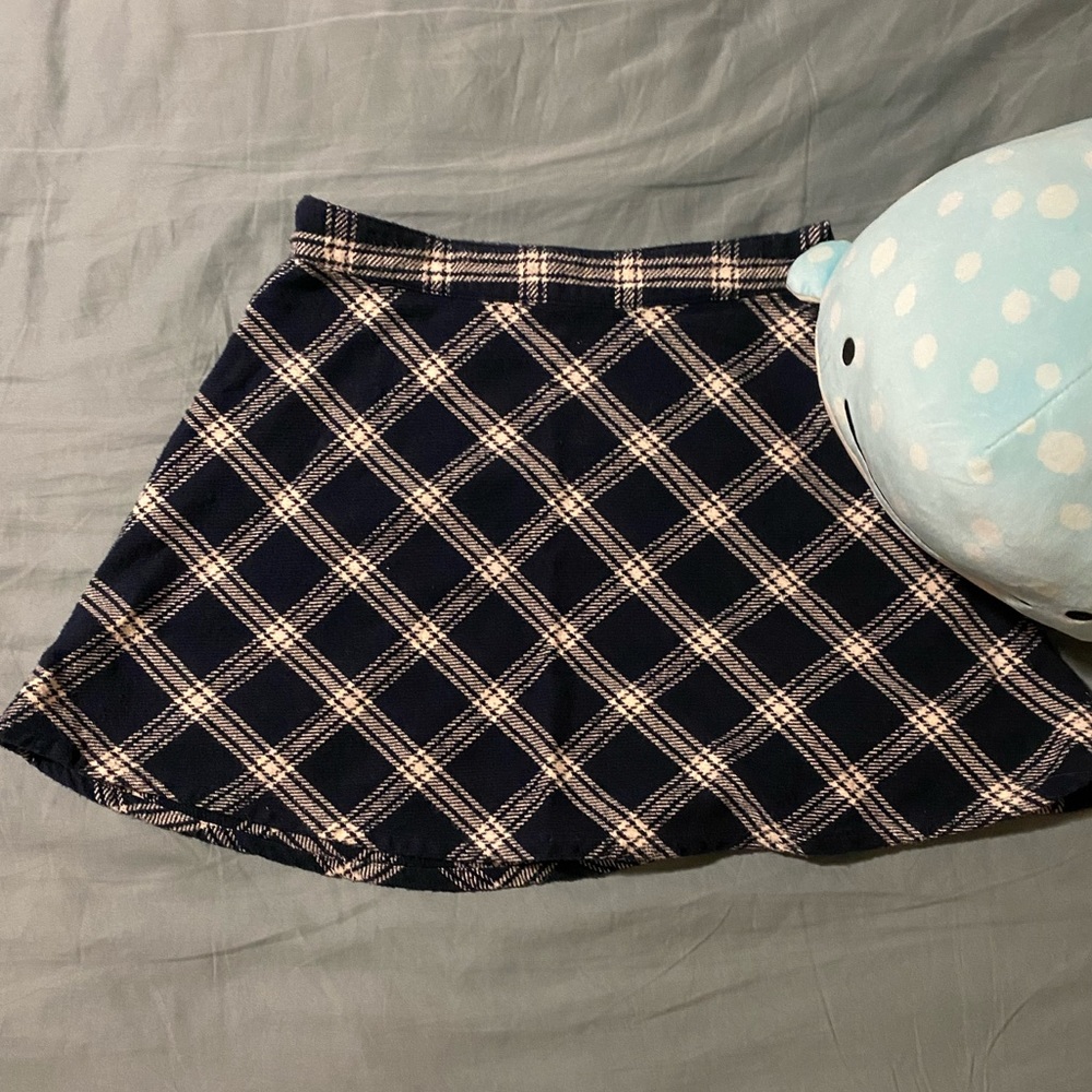 💙 Medium Navy Blue Plaid Skirt - no tags💙